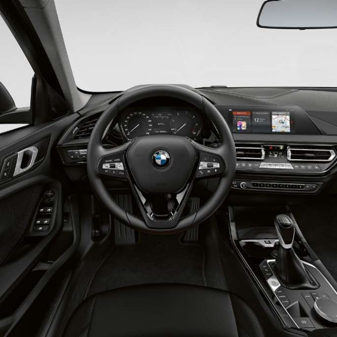 Leather steering wheel. BMW 1 Series Model Advantage, cockpit with leather steering wheel.