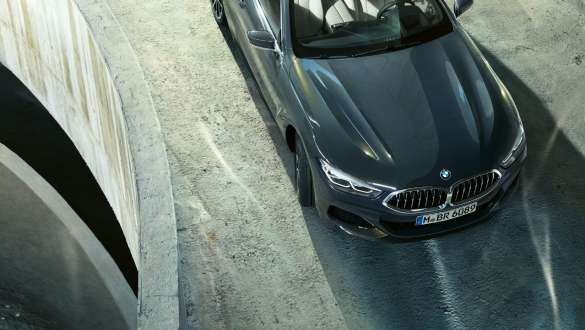 BMW M850i xDrive Dravit Grey metallic, driving, front, bird’s-eye view, Integral Active Steering. BMW M850i xDrive Dravit Grey metallic, driving, front, bird’s-eye view, Integral Active Steering.