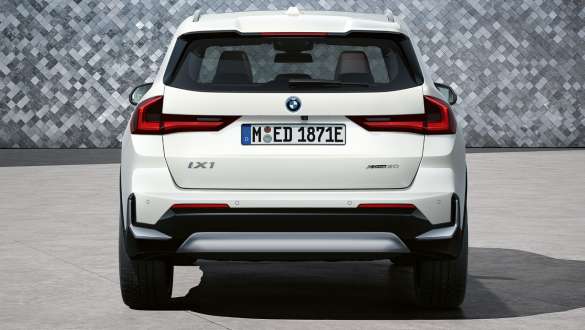 BMW iX1 U11 BEV Heckansicht NA