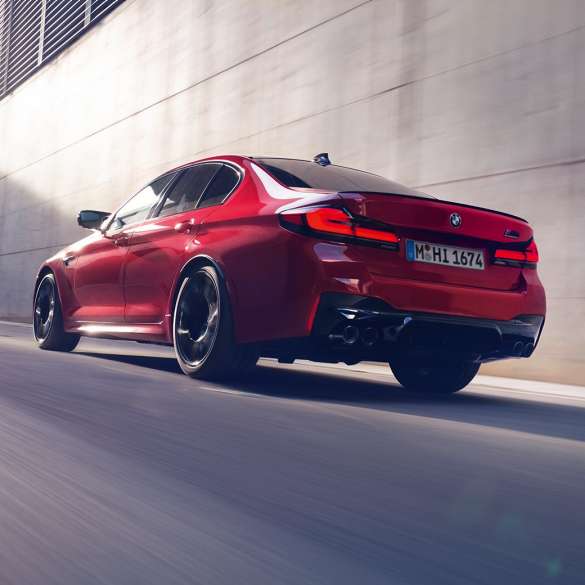 BMW M5 Competition F90 LCI Facelift 2020 three-quarter rear view BMW M5 Competition F90 LCI Facelift 2020 BMW Individual Imola Red three-quarter rear view driving