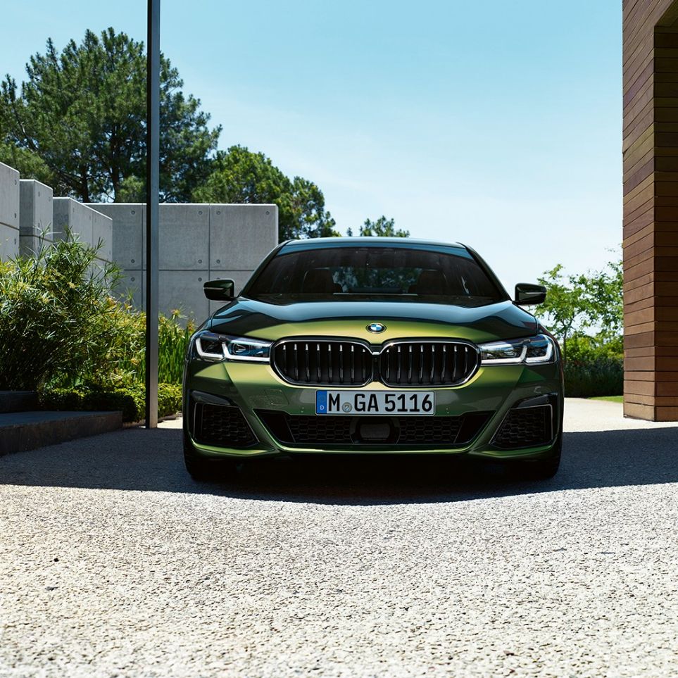 Front with new kidney grille BMW M550i xDrive Sedan G30 LCI Facelift 2020 front with new kidney grille BMW M550i xDrive Sedan G30 LCI Facelift 2020 BMW Individual Verde Ermes metallic front view
