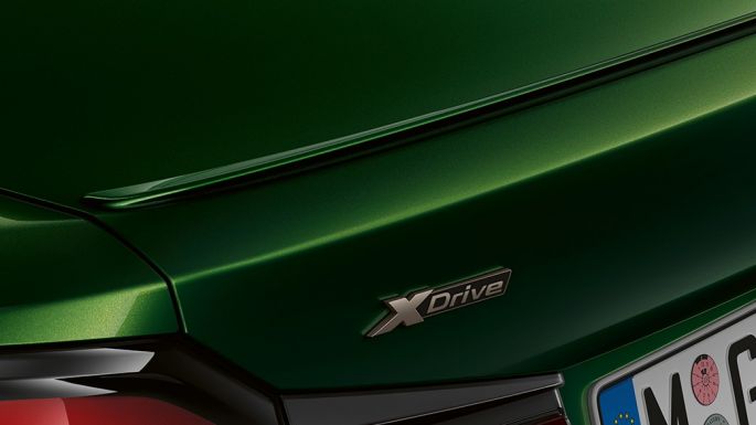 Rear spoiler BMW M550i xDrive Sedan G30 LCI Facelift 2020 close-up rear Rear spoiler BMW M550i xDrive Sedan G30 LCI Facelift 2020 BMW Individual Verde Ermes metallic close-up rear