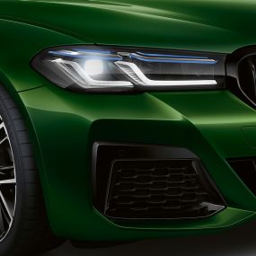 BMW Individual lights Shadow Line BMW M550i xDrive Sedan G30 LCI Facelift 2020 BMW Individual lights Shadow Line BMW M550i xDrive Sedan G30 LCI Facelift 2020 BMW Individual Verde Ermes metallic close-up front