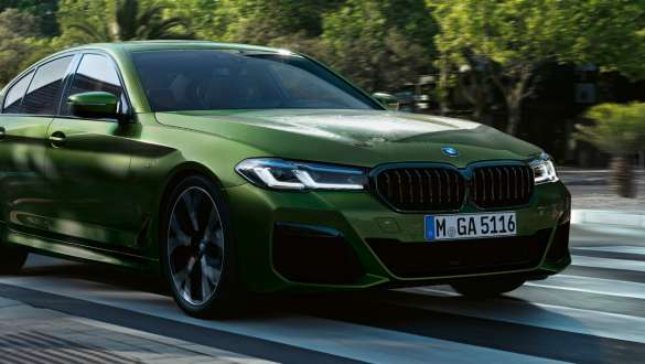 BMW M550i xDrive Sedan with adaptive M suspension G30 LCI Facelift 2020 three-quarter front view driving BMW M550i xDrive Sedan with adaptive M suspension G30 LCI Facelift 2020 BMW Individual Verde Ermes metallic three-quarter front view driving