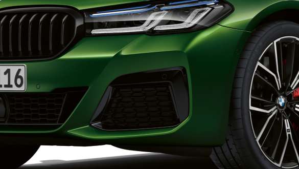 BMW M550i xDrive Sedan with M Aerodynamics package G30 LCI Facelift 2020 close-up front BMW M550i xDrive Sedan with M Aerodynamics package G30 LCI Facelift 2020 BMW Individual Verde Ermes metallic close-up front