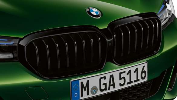 BMW M550i xDrive Sedan with BMW Individual high-gloss Shadow Line G30 LCI Facelift 2020 close-up front BMW M550i xDrive Sedan with BMW Individual high-gloss Shadow Line G30 LCI Facelift 2020 BMW Individual Verde Ermes metallic close-up front