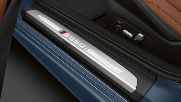 Entry sill with M850i designation. Entry sill of the BMW M850i xDrive Coupé with M850i designation.