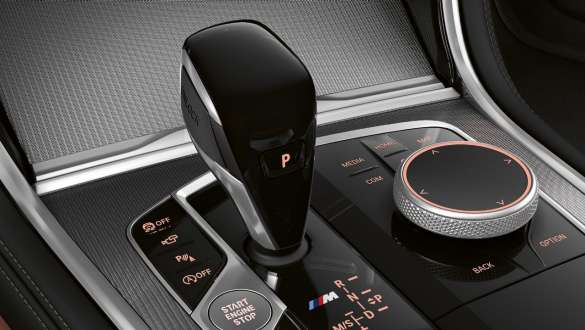 'CraftedClarity' glass application. BMW M850i xDrive, interior, detail shot gear lever with 'CraftedClarity' glass application.