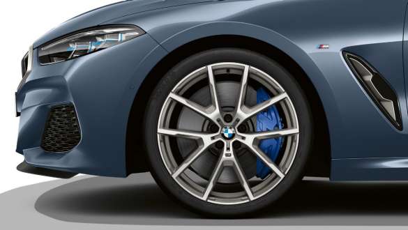 Light alloy wheels Y-spoke style 728 M Bicolor Cerium Grey. BMW M850i xDrive Coupé in Barcelona Blue metallic, 20’’ M light alloy wheels Y-spoke style 728 M Bicolor Cerium Grey.