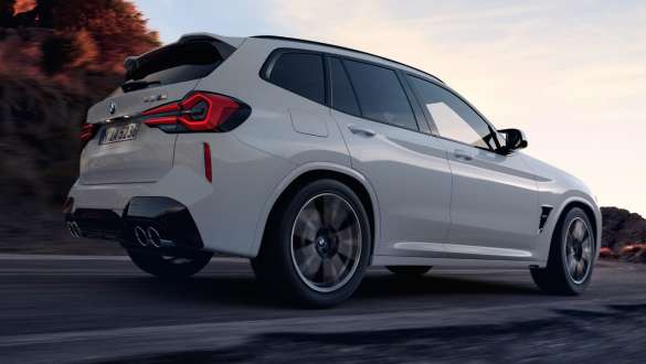 M xDrive BMW X3 M F97 LCI Facelift 2021 BMW X3 M F97 LCI Facelift 2021 M xDrive Alpine White lateral rear view low angle shot