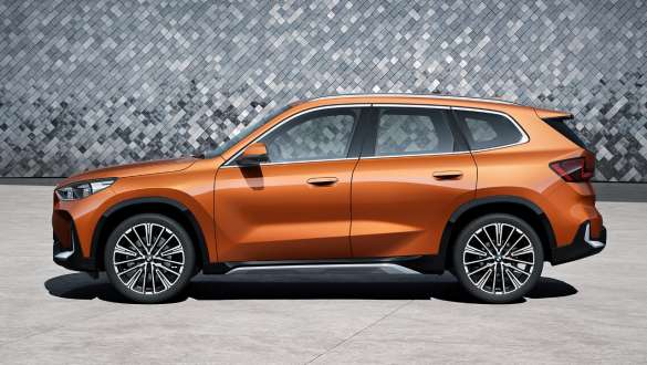 BMW X1 xDrive23i U11 ICE xLine side view Side view BMW X1 xDrive23i U11 ICE xLine Utah orange metallic