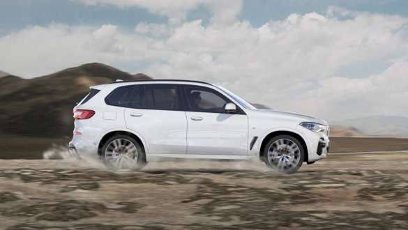 Driving mode xGravel BMW X5 Driving mode xGravel BMW X5 G05 2018 Mineral White metallic side view driving on loose, stony ground