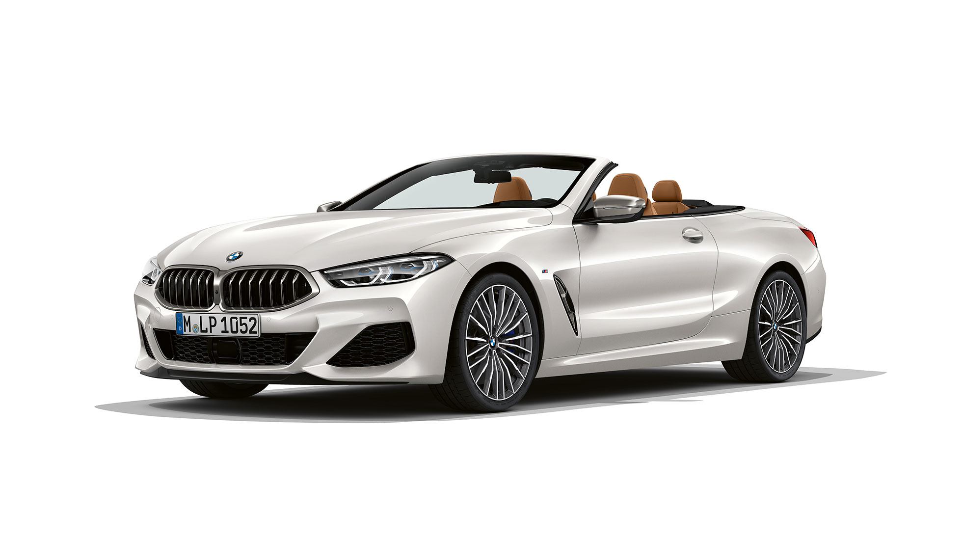 BMW M850i xDrive, Mineral White metallic, three-quarter view front. BMW M850i xDrive, Mineral White metallic, three-quarter view front.