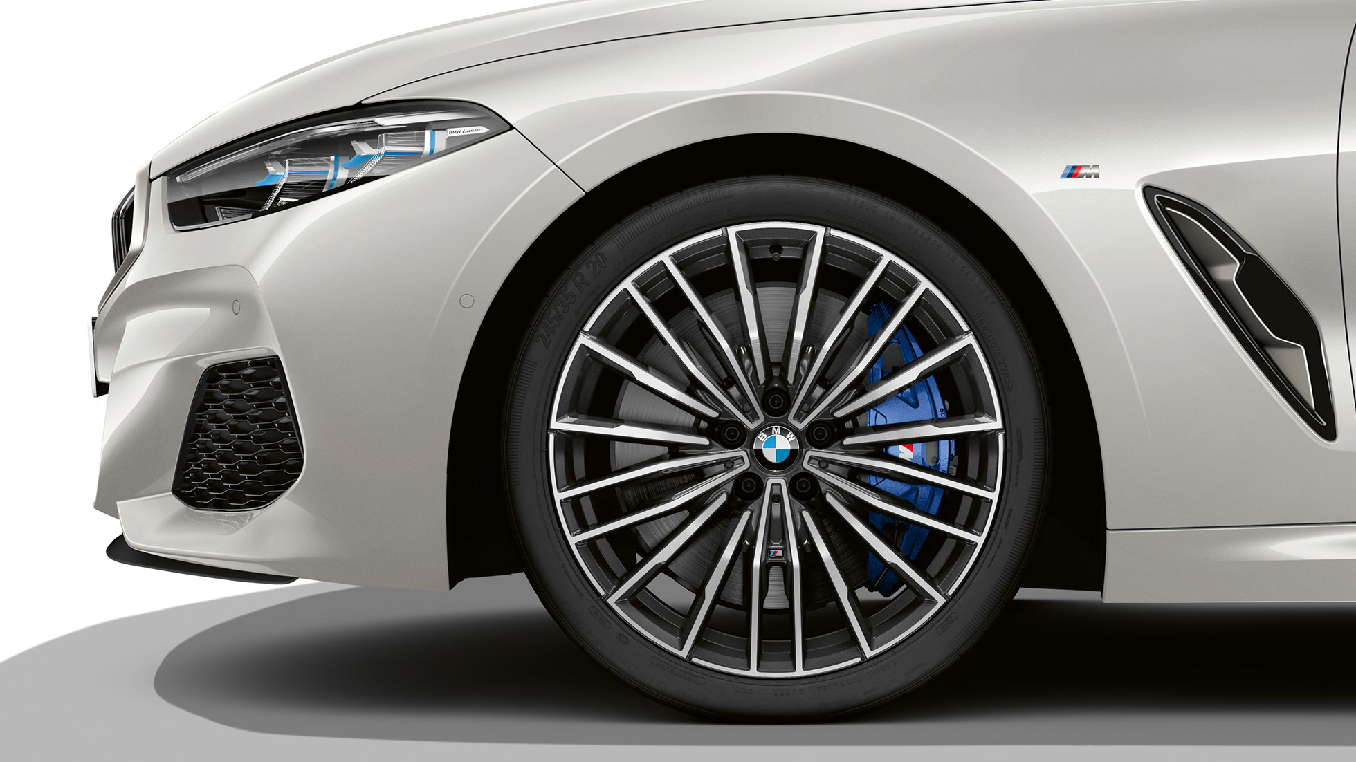BMW M850i xDrive, Mineral White metallic, 20" light-alloy wheels multi-spoke 729 M. BMW M850i xDrive, Mineral White metallic, 20" light-alloy wheels multi-spoke 729 M.