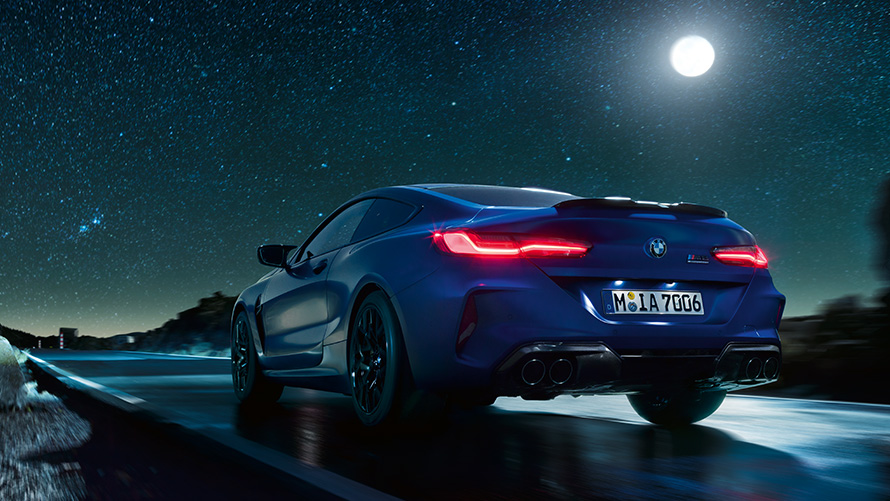 Close-up of the engine bonnet of the BMW 8 Series Coupé from a bird’s-eye perspective.
