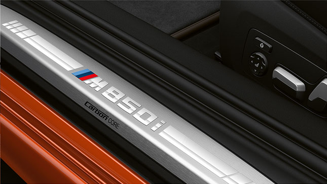 Close-up of the door sill of the BMW 8 Series Coupé with M850i logo.