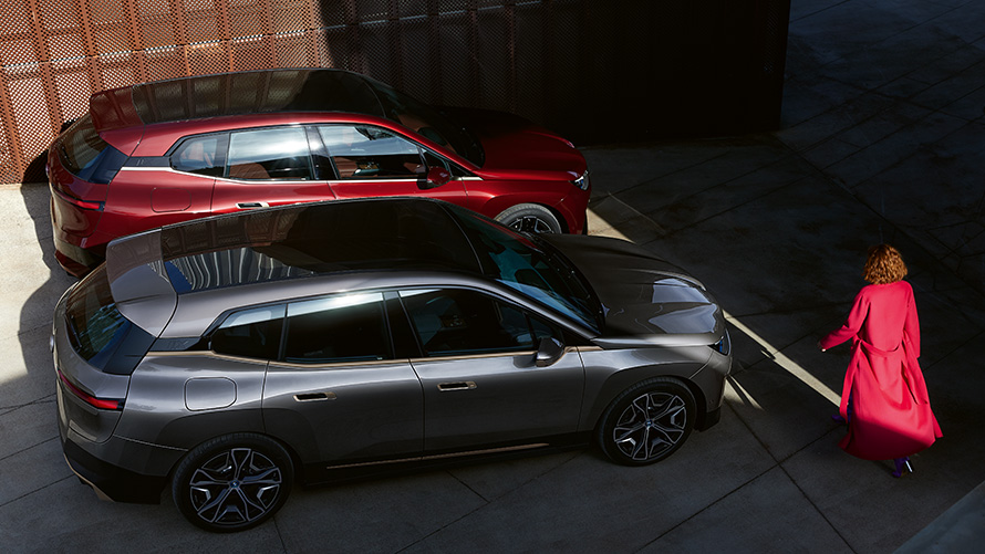 BMW iX M60 BMW Individual Storm Bay metallic and BMW iX xDrive50 Aventurin Red i20 2022 from bird’s eye view