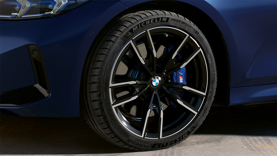 BMW M340i xDrive Touring G21 Frozen Tanzanite Blue 19'' M light alloy wheels close-up