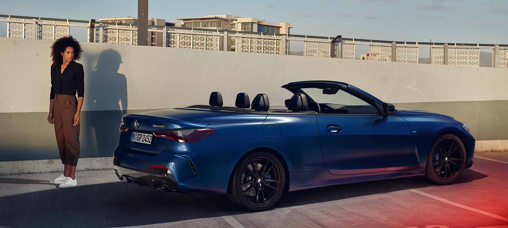 Three-quarter rear view BMW M440i xDrive Convertible G23 2020 BMW M440i xDrive Convertible G23 2020 BMW Individual Frozen Portimao Blau metallic three-quarter rear view with model