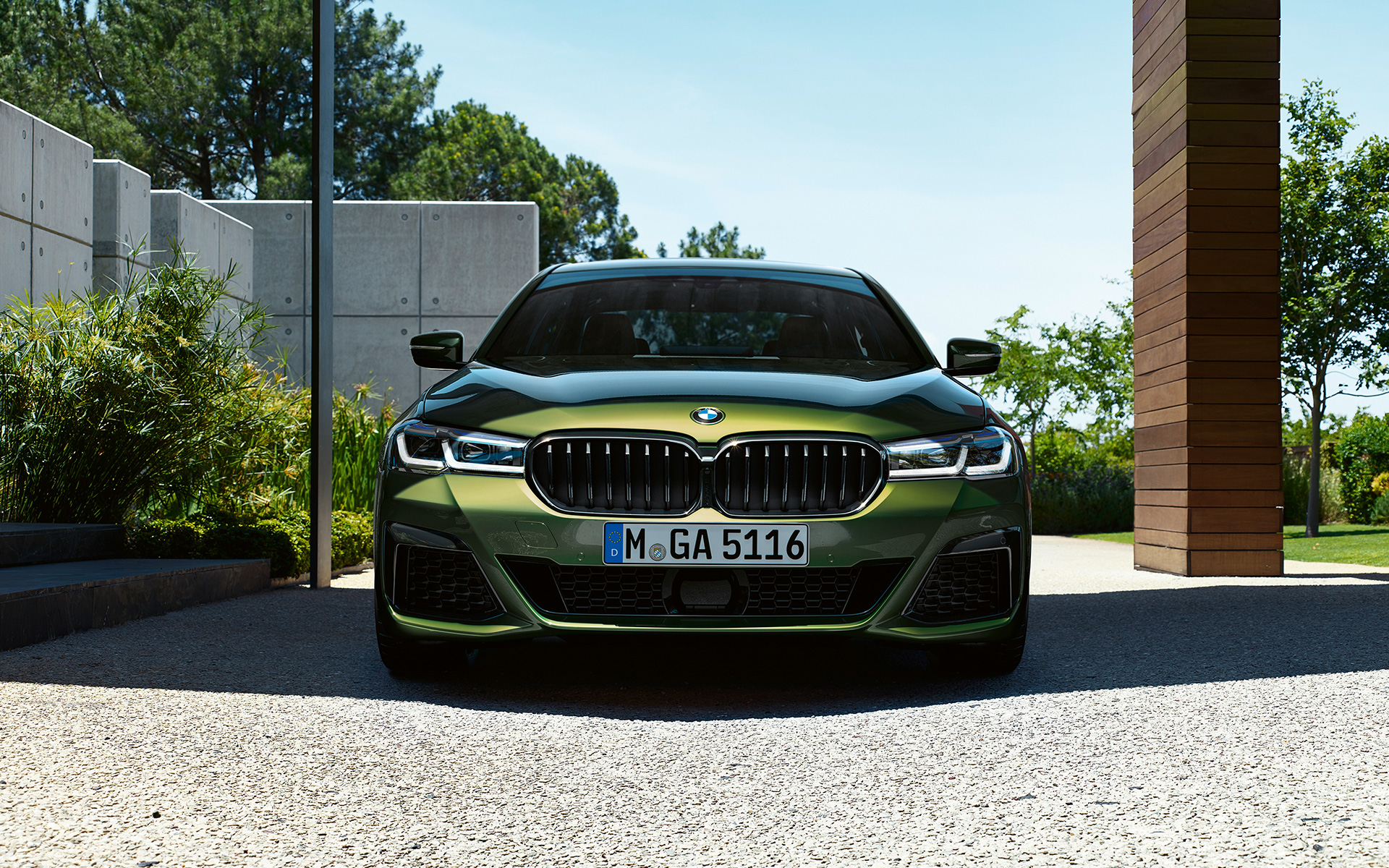 BMW M550i xDrive Sedan G30 LCI Facelift 2020 BMW Individual Verde Ermes metallic front view 