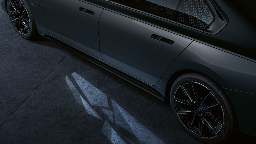 Lightning concept BMW M760e xDrive Sedan G70 BMW Individual two-tone Black Sapphire metallic paintwork BMW Individual Dravite Grey metallic side view close-up with Welcome Light Carpet on