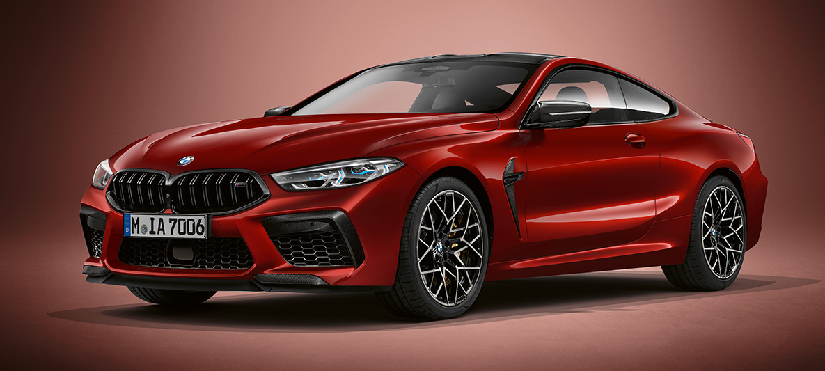 BMW Individual M8 Coupé in BMW Individual Aventurine Red metallic. BMW Individual M8 Coupé in BMW Individual Aventurine Red metallic, three-quarter front view.
