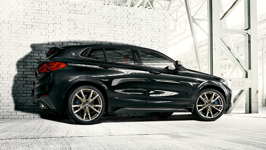 M light alloy wheels BMW X2 M35i (F39) Sapphire Black metallic side view standing