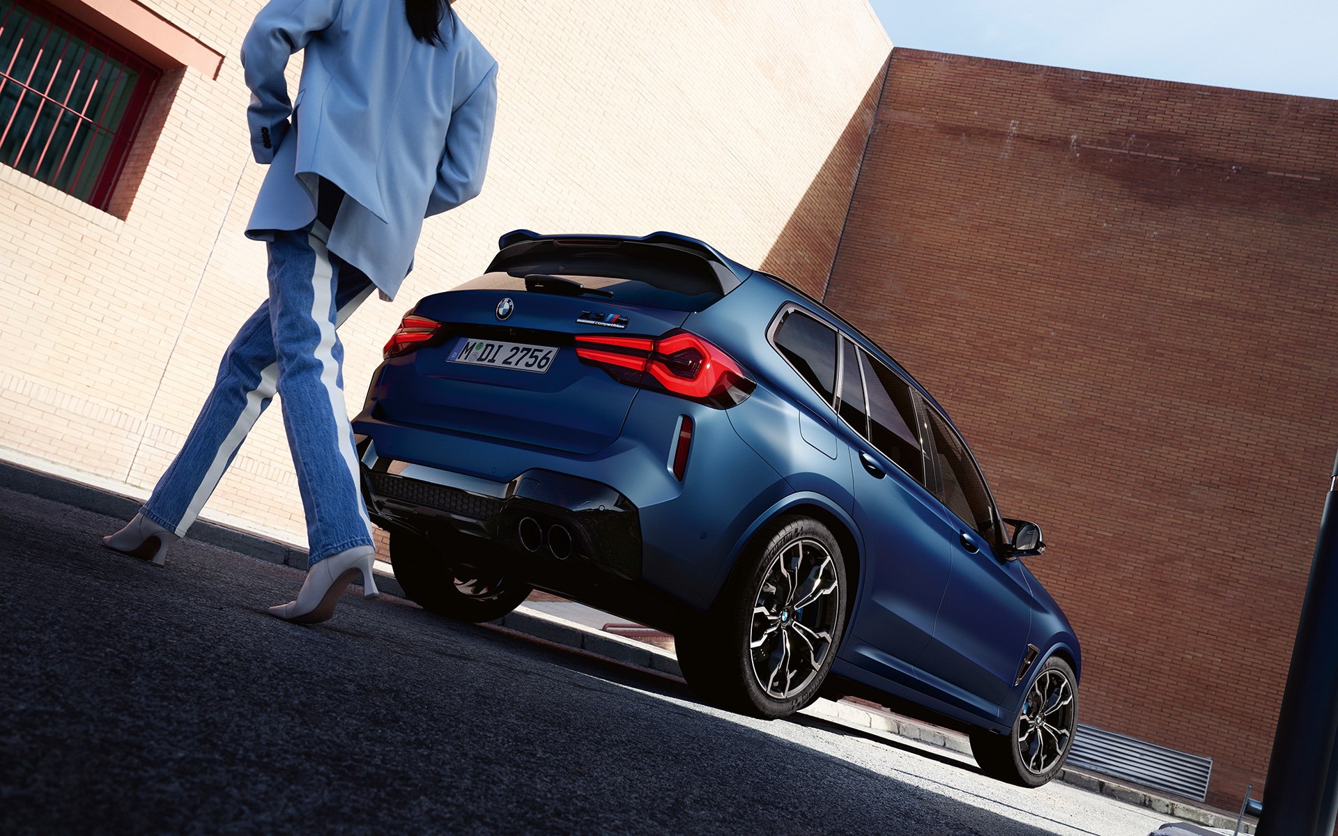 BMW X3 M Competition F97 LCI Facelift 2021 Frozen Marina Bay Blue metallic three-quarter rear view with model low angle shot