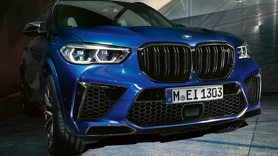 M double kidney grille BMW X5 M Competition F95 2020 SUV Marina Bay Blue metallic close-up front