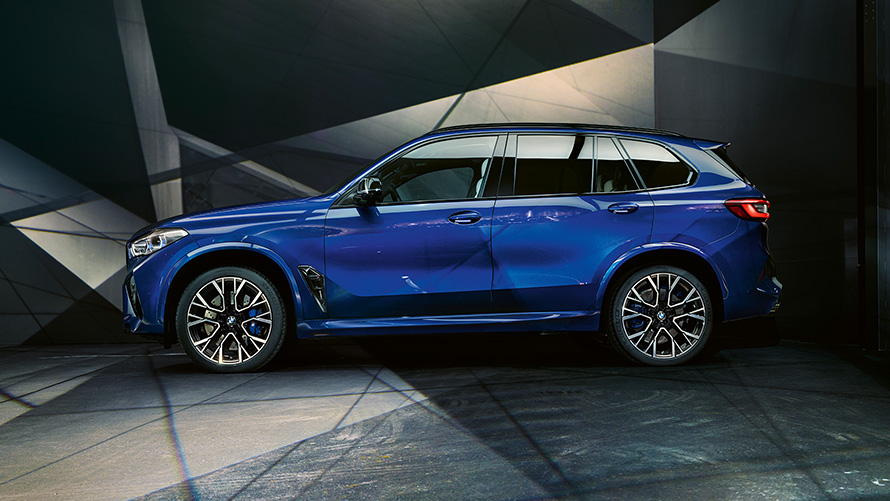 BMW X5 M Competition with M Sport exhaust system F95 2020 SUV Marina Bay Blue metallic three-quarter rear view