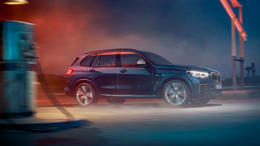 BMW X5 M50i and M50d G05 2018 SUV with M light alloy wheels Carbon black metallic side view