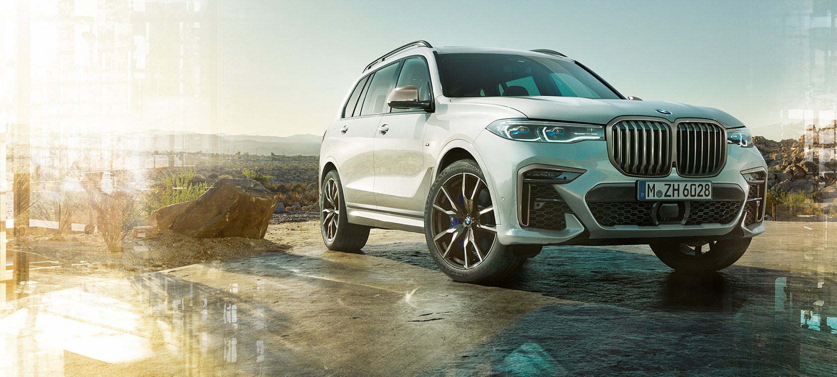 BMW X7 M Automobile, three-quarter front view left BMW X7 M Automobile in Mineral White, G07, standing, three-quarter front view left