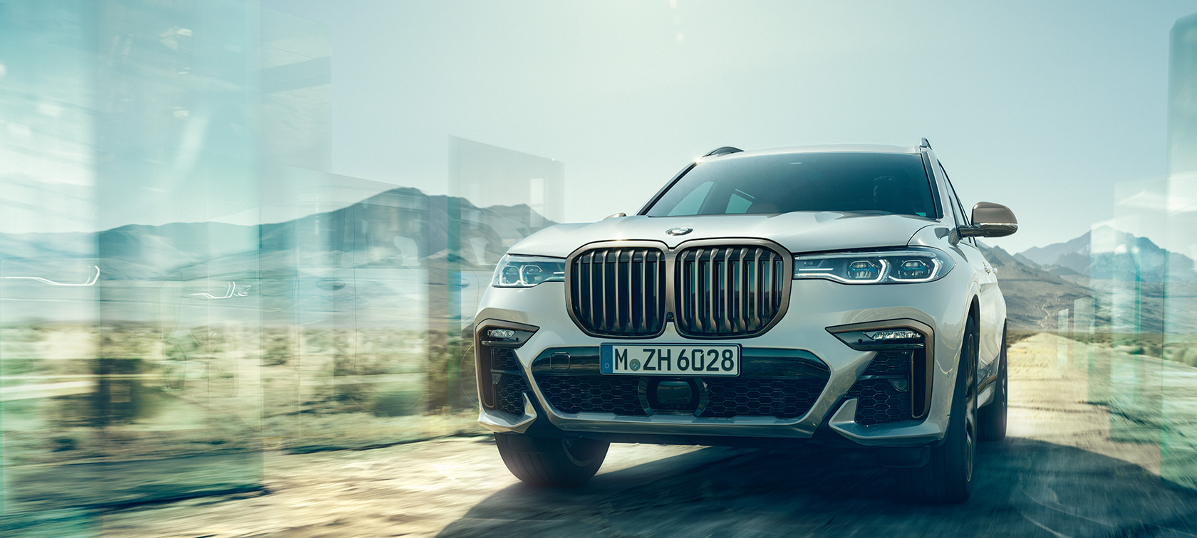 BMW X7 M50i and M50d, front view BMW X7 M Automobile M50i and M50d Mineral White, G07, standing, front view