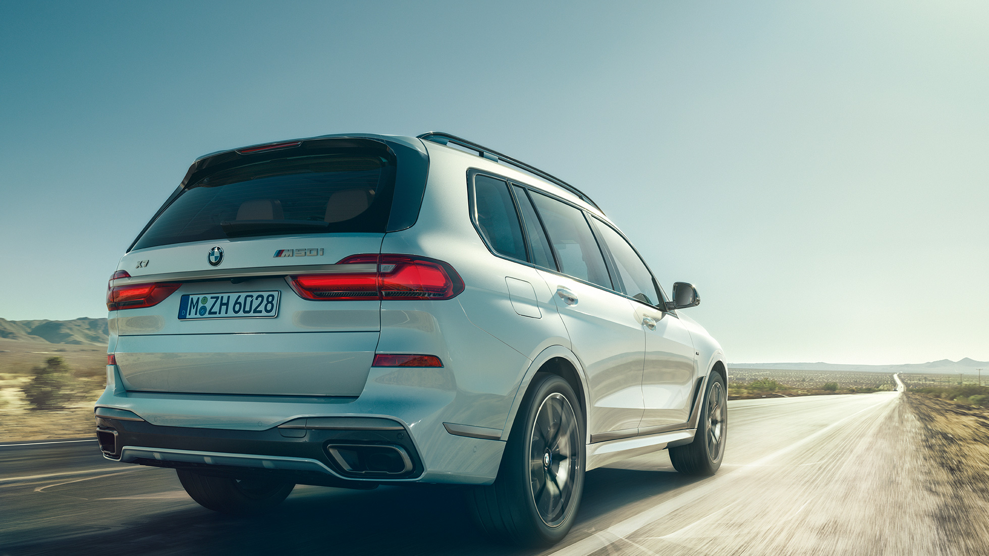 BMW X7 M50i, three-quarter rear view BMW X7 M50i in Mineral White, three-quarter rear view, G07, 2019