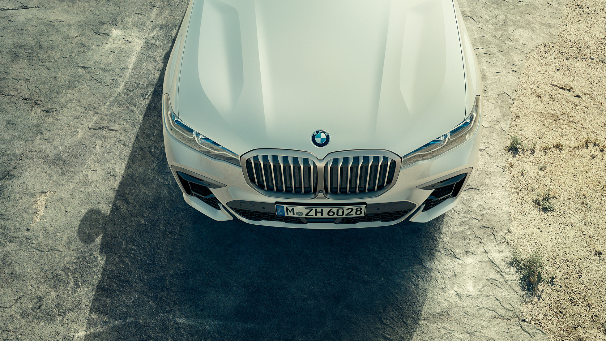 BMW X7 M Automobile, front with BMW kidney grille BMW X7 M Automobiles M50d and M50i, front and engine bonnet from the bird’s eye view, G07, 2019