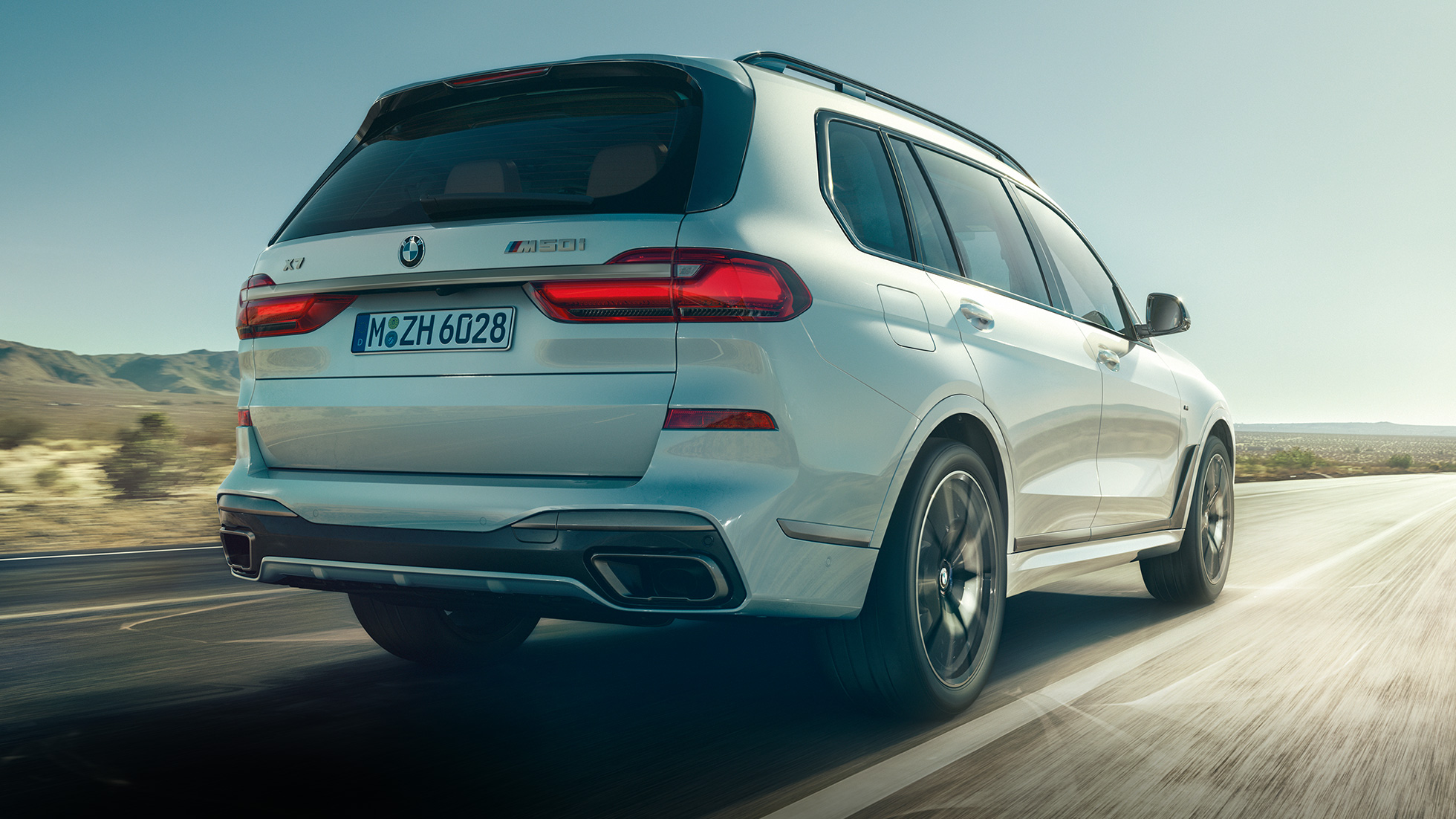 BMW X7 M50i, rear view BMW X7 M50i in Mineral White, driving, rear view, G07, 2019