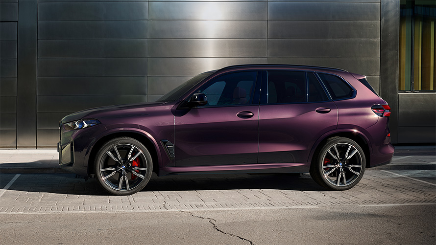 BMW X5 M60i G05 in BMW Individual Mora metallic, 2/3 side view, parking
